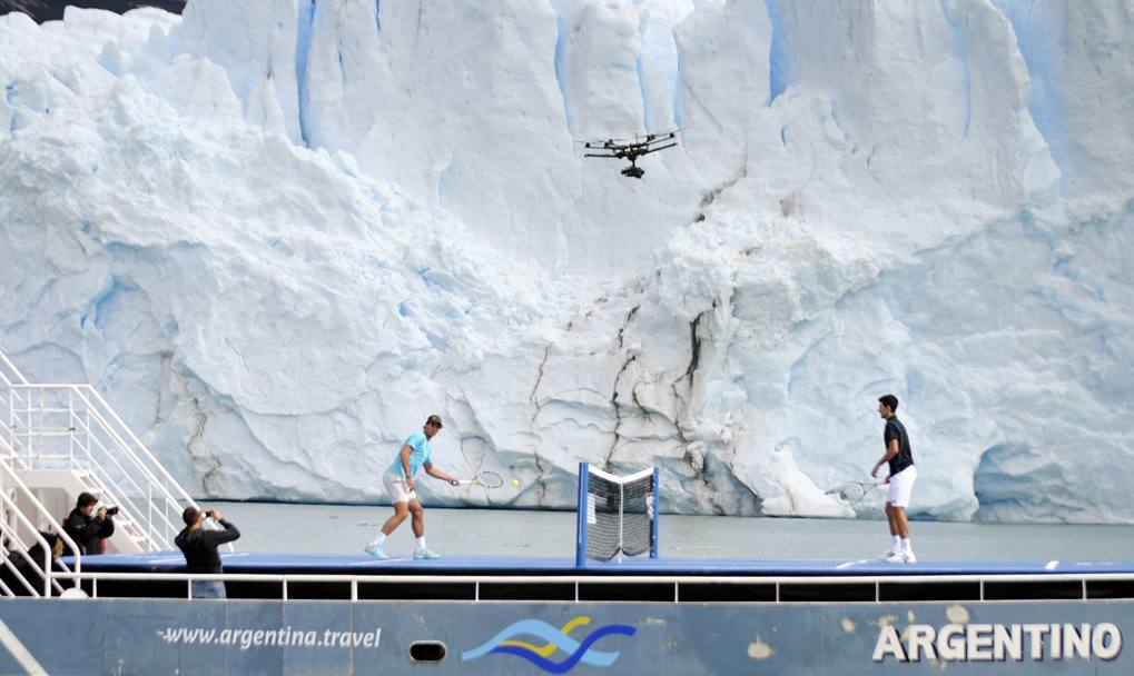 L&#39;occasione  ghiotta: grazie alla presenza dei due campioni, un traghetto antartico  stato trasformato in campo da tennis e i due giocatori sono stati invitati a mettere in mostra le loro abilit in un luogo unico, contro la parete nord del ghiacciaio Perito Moreno, nella provincia argentina di Santa Cruz. Reuters